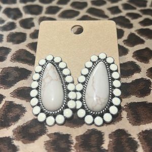 Delilah earrings-Ivory